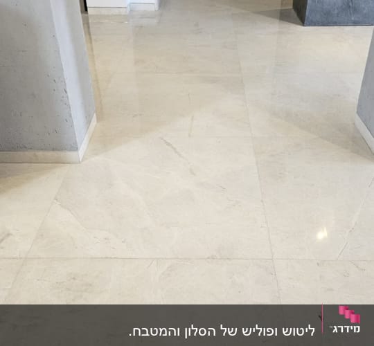 רצפת שיש נקייה במסדרון עם מדרגות